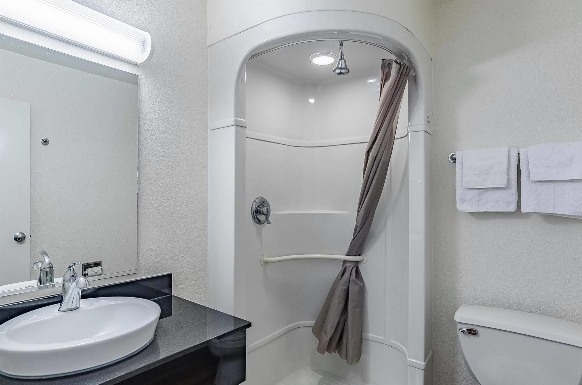 Park Inn By Radisson, تشيني المظهر الخارجي الصورة